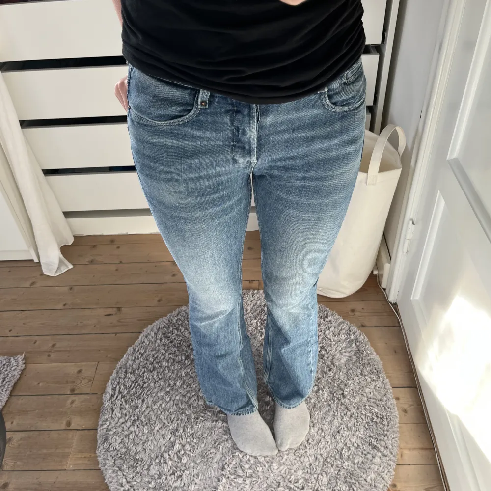 Sjukt snygga bootcut jeans ifrån g-star i riktigt, riktigt fint skick. Midjemått: 37 (rätt över) innerbenslängd: 78. Passar mig som e runt 170. Orginalpris runt 1500kr. Skriv vid frågor eller intresse! Använd gärna ”köp nu” också!!💘💘. Jeans & Byxor.