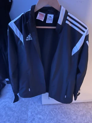 Adidas jacka  - Säljer denna träningsjacka då den inte kommer till användning