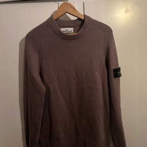 Stickad tröja från stone island i väldigt fint skick size M