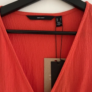 Röd klänning - Helt oanvänd klänning. Nyskick från Vero Moda. Nypris 350kr mitt pris 200kr💞