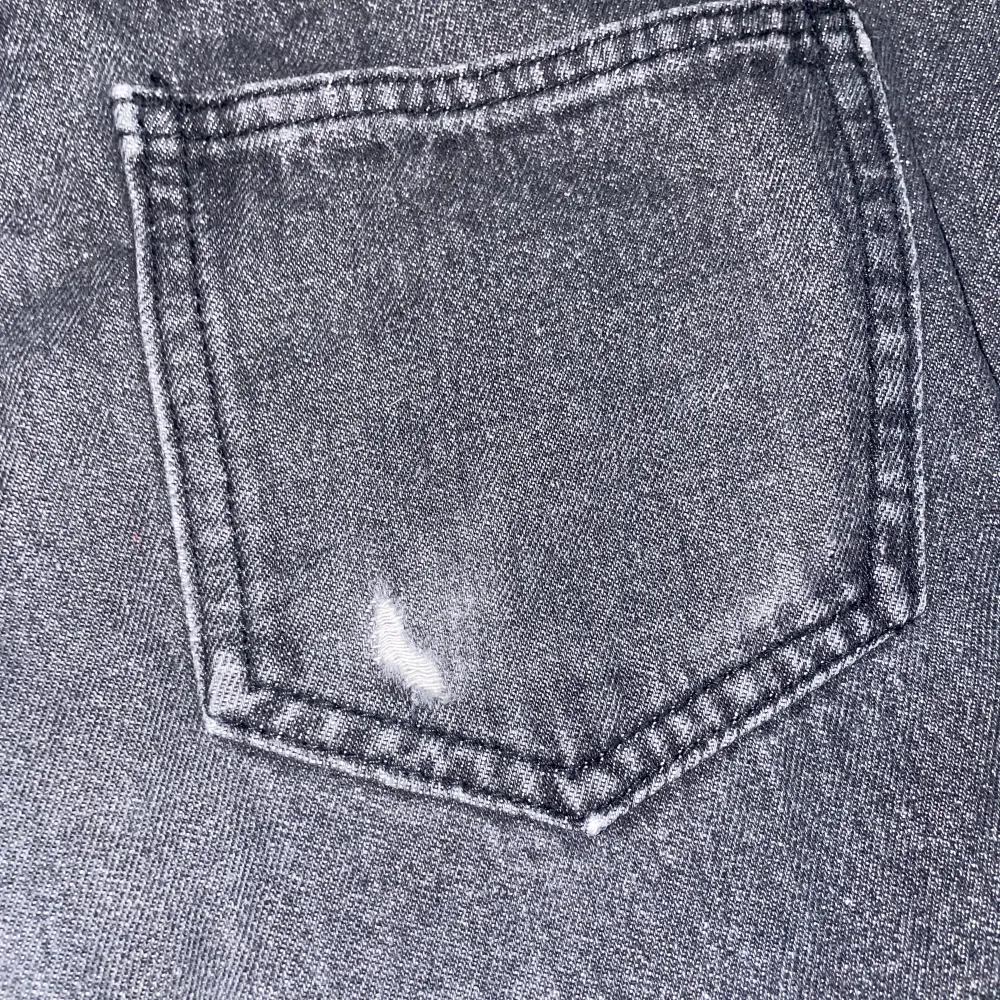 Ett par jeans från märket romwe som jag säljer eftersom att dom har blivit för små, ser ut som dom ska förutom att det är lite nött på högra fickan, köpta för 249kr. Jeans & Byxor.