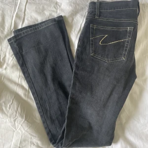 Grå jeans - Bra skick! Coola fickor! Säljer de då det inte är min stil