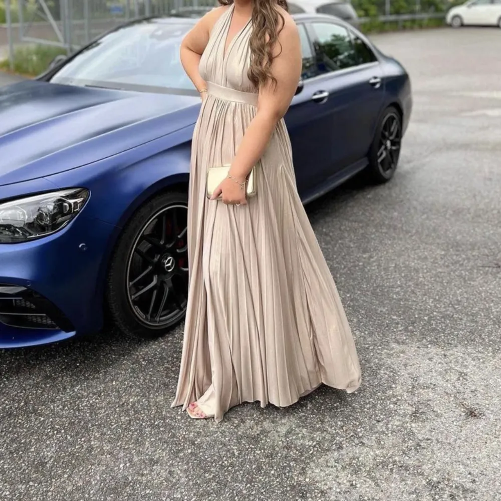 Säljer min super fina champagne färgade klänning som endast är använd i några timmar. Den är stor i storleken och passar de som är mellan storlek L-XL eller 44-48. Den är som nyköpt då den endast är använd i några timmar. . Mekot.