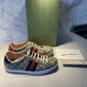 Gucci skor  - Säljer mina Gucciskor då dom är för stora. Väldigt bra skick så pruta ej! 