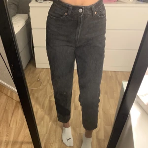 Svarta jeans  - Jeans från monki i modellen ”Taiki”, jag är 164🤍 Använder inte dessa och dem har bara använts några få gånger! 