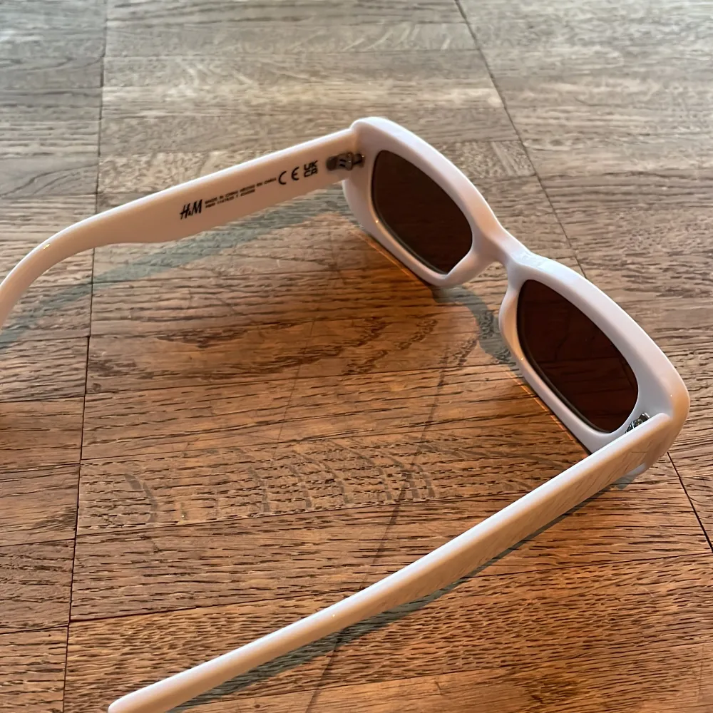 Vita solglasögon från H&M, aldrig använda.. Accessoarer.