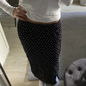 Blommig kjol - storlek M men passar mig med S, resårband i midjan så passar säkert större storlek🤍🤍