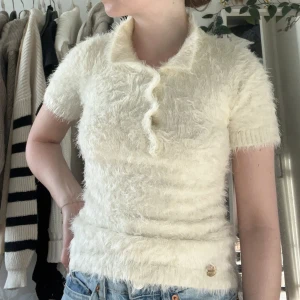 Fluffig topp Bubbelroom  - En super skön topp med fuskpäls på ifrån Bubbelroom. Inga defekter och använd i gott skick!  Storlek xs.