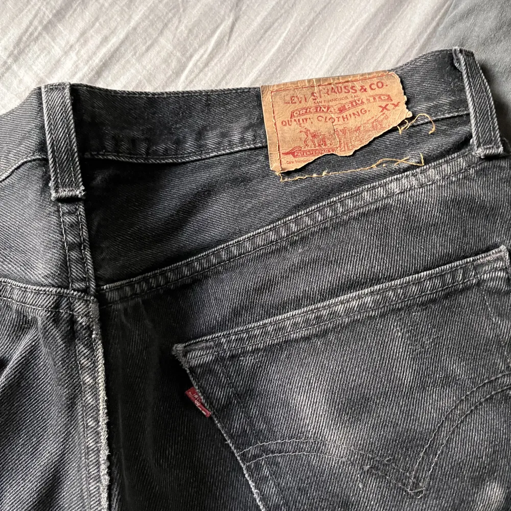 Vintage Levis jeans sådär perfekta i färgen och så de ser urtvättade ut fats ör 10/10. Jeans & Byxor.
