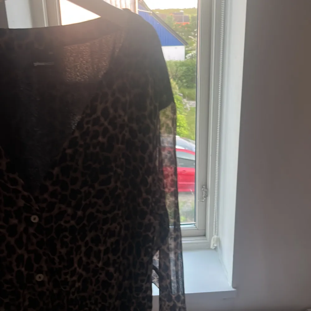 Super snygg och cool leopard klänning från Gina tricot som ja köpte förra sommaren!  Är perfekt för sommaren då den är i tunnare tyg som man kan se på sista bilden!  Nypris 699 kr, mitt pris är 299 kr ! Pris kan diskuteras!. Klänningar.