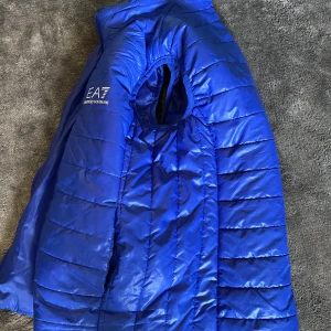 EA7 Armani väst - Knappt använd. Plagget är som nytt, inga hål eller fläckar. Skönt material. perfekt för sommarkvällar och till våren. 