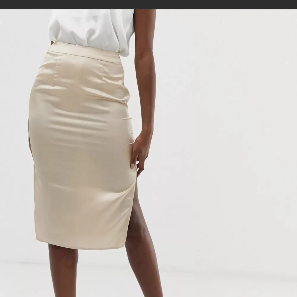 Beige Satin kjol med slits på sidan i midilängd ”tall” från Missguided, passa bra för mig som är 167cm lång, har använts en gång!  Storlek 44 . Kjolar.