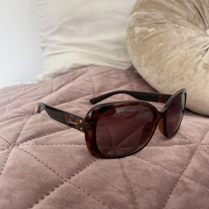 Solglasögon  - Fancy solglasögon i fint material🌸Dock märken på sidorna, kan skicka bild privat vid förfrågan🌸Köpta för 500kr