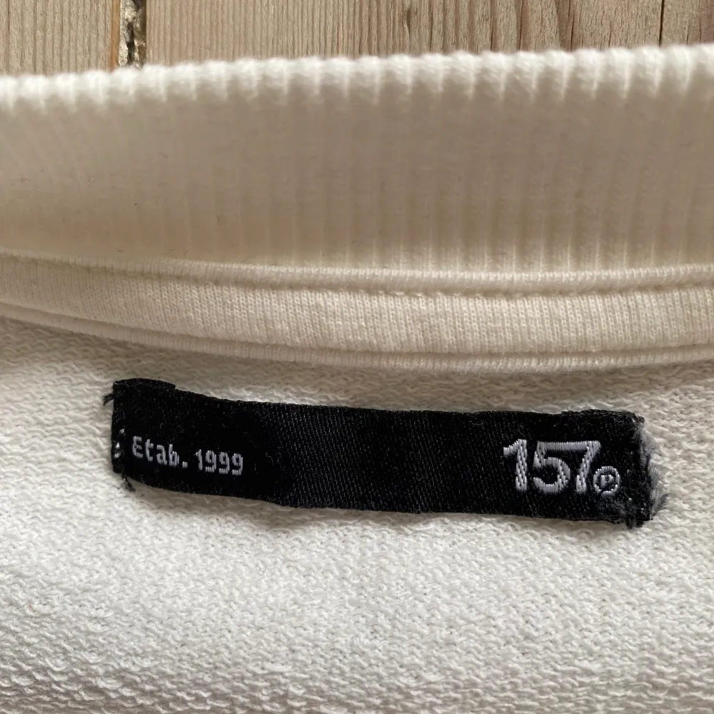 Säljer en vit tröja från lager 157 i storlek s, säljer på grund av att jag inte använder den, tröjan har en liten fläck på magen men tvättar den innan den skickas. Köparen står för frakt!. Tröjor & Koftor.