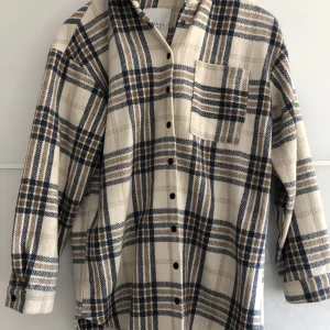 Skjortjacka - Säljer en shortjacka från Sisters Point XS Sparsamt använd