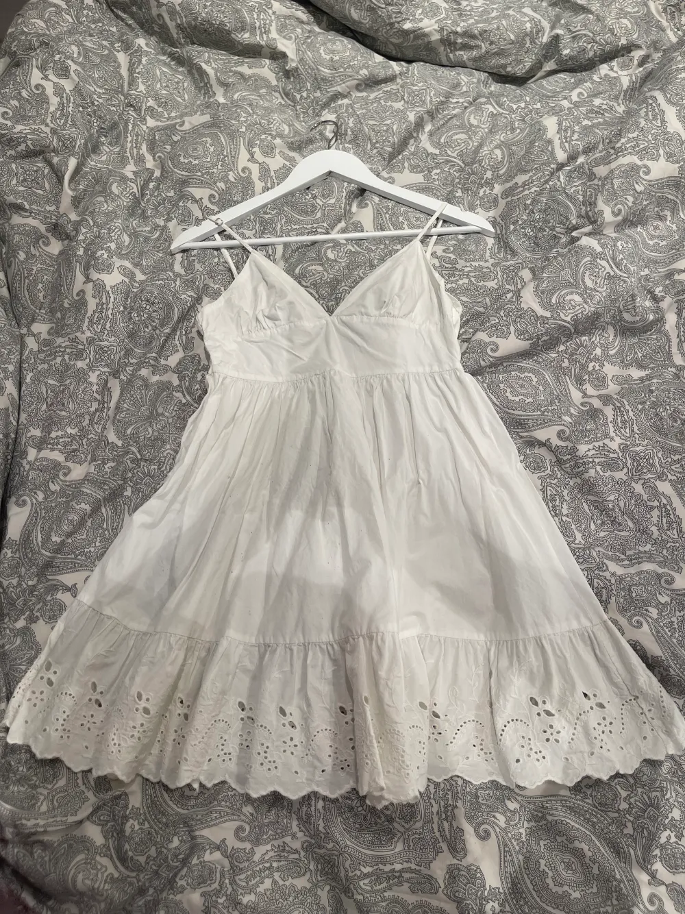 En vit zara klänning perfekt till skolavslutningen, kommer inte längre till användning💞. Klänningar.