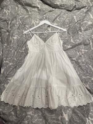 En vit zara klänning perfekt till skolavslutningen, kommer inte längre till användning💞