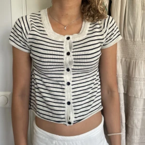 Kortärmad - Jätte gullig randig kortärmad perfekt till sommaren när det är varm ute🌞🫶🏻 bra skick men använt några gånger❤️