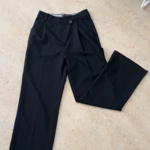 Vida kostymbyxor - Fina vida kostymbyxor med sne knäppning fram, superskönt material!