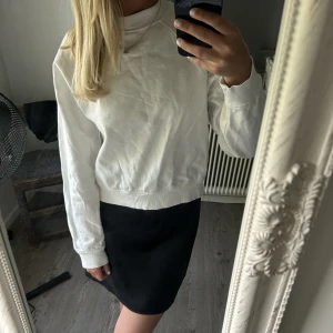 Vit sweatshirt  - En vit tjocktröja i en kortare modell från Gina Tricot i storlek xs💞skriv för fler frågor!