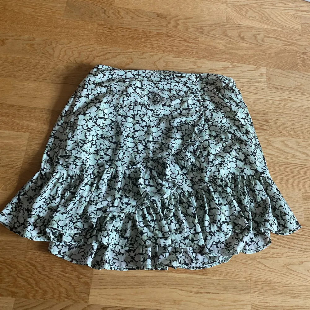 Super härlig kjol från Gina tricot med fake-knappar (bild 2) som enbart kommit till användning fåtal gånger. Skulle säga att färgen av kjolen är mer som på första bilden☺️🫶 Den är relativt kort på mig som är 178 cm! . Kjolar.