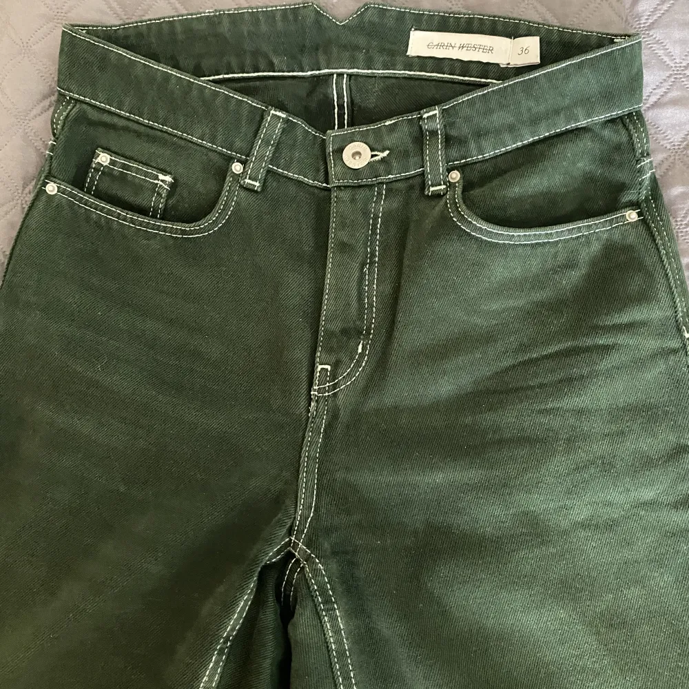 Säljer dessa dösnygga gröna croppade jeansen från Carin Wester.  Sitter så fint men passar inte längre💚 Köparen står för frakten . Jeans & Byxor.