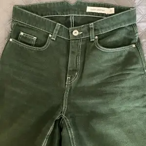 Säljer dessa dösnygga gröna croppade jeansen från Carin Wester.  Sitter så fint men passar inte längre💚 Köparen står för frakten (54kr spårbart med Postnord)