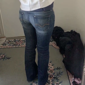 Lågmidjade jeas - Säljer dessa skitsnygga jeans från secondhand, säljer då de inte kommer till någon användning alls, skriv om ni har några funderingar! Annars tryck på ”köp nu” !