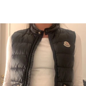  Moncler Väst - Säljer Moncler väst i storlek s. Använd en vår, säljer då den blivit för liten. Inga slitage, säljer för 1500kr, frakt kostar 59kr. 
