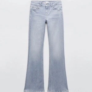 Zara low waist bootcut jeans  - Säljer dessa jättepopulära bootcut jeansen från Zara i storlek 34. Helt slutsålda på hemsidan. Säljer då de tyvärr var lite för stora för mig. Är även intresserad av att byta mot ett par likadana i storlek 32! Skriv ifall ni har några frågor 🥰