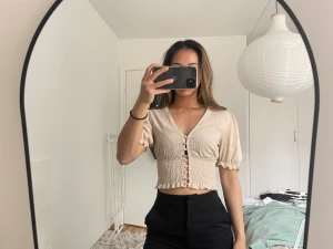 Beige topp  - Beige topp från Monki i strl xs