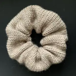 Hemmagjord scrunchie från cotton merino garn