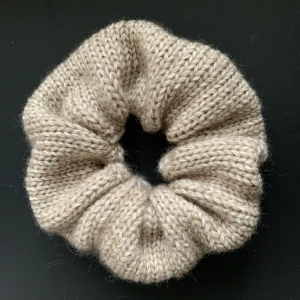 Stickad scrunchie  - Hemmagjord scrunchie från cotton merino garn