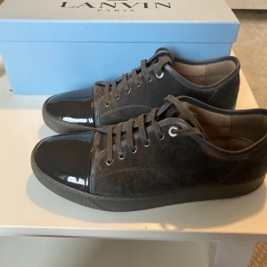 Lanvins - Säljer mina lanvins som har använts ett antal gånger skicket är väll 7.5/10. Snören, dustbag och låda finns. Färgen är elephant grey. Storlek är 8/42-43