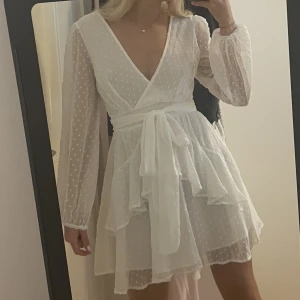 Studentklänning - Studentklänning köpt på asos förra året. Helt oanvänd då jag använde en annan. 