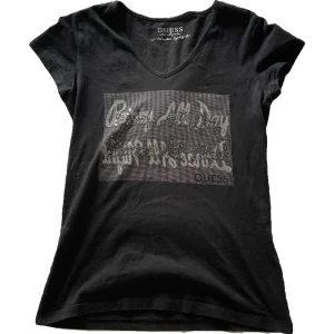 Guess t-shirt - Snygg guess t-shirt med fint tryck på, kvaliteten är som ny ❤️( använd få tal gånger av mig) 