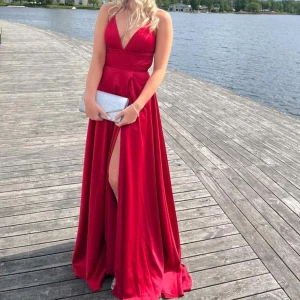 Balklänning  - Står på lappen att det är storlek ”0” men passar mig som är 166 cm lång och bär vanligtvis storlek s/xs.  Den har även snörning där bak vilket gör att den enkelt kan justreras   Endast använd 1 gång, ordinarie pris 3000 kr 