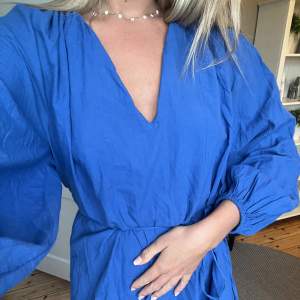 Blå klänning i tunnt skönt linneaktigt material, perfekt som strandklänning tillexempel, storlek s