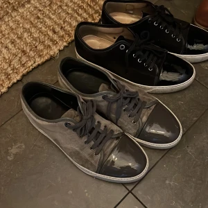 Lanvin - Säljer ett bar DB11or som inte används så mycket mer. Ljusgråa. Tänker mig 1900. 4000kr nypris… size 9. Fett par i kollektionen!