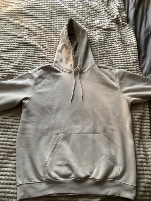 Krämvit hoodie - Köpt från H&M is storlek M men passar L pga oversized fit