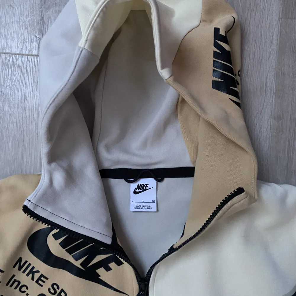 Beige, ljuslila Nike Tech Fleece Storlek S, 9/10 skick, säljer då jag inte använder och är för liten. Nypris 1349 kr. Hoodies.