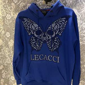 Säljer min hoodie från Lecacci då den inte kommer till användning längre! Superfin och skön! 💙Tröjan är använd men i superfint skick   Nypris-899