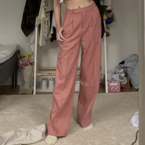 Mörkrosa vida kostymbyxor från Na-kd  - Vida kostymbyxor från Na-kd, mid-rise, fint skick,  strl s
