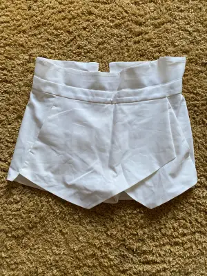 En blandning av kjol och shorts. Aldrig använts av mig och ärvde den av min granne. Men den är så gott som ny.