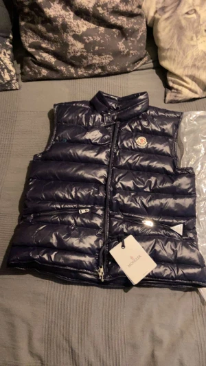 Moncler väst - Ganska ny Moncler gui väst som säljs eftersom den inte passar så bra finns, Äkta - finns äktenhetsbevis bla ngc, qr kod och kvitto dustbag medföljer. Nypris 5800kr, Priset in disskuteras.