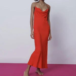 Zara klänning i gudomlig färg!🍓 - Strl.L men passar small/medium, i perfekt skick!! Dubbelt tyg vid brösten så ingen bh behövs🥰