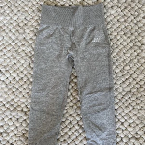 Nya iciw tights - Säljer billigt för måste rensa garderoben! Helt nya fina gråa