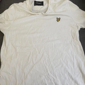 Lyle & scott T-shirt  - Vit lyle & scott t-shirt. Storlek L.  Jag står för tvätt och strykning innan leverans.