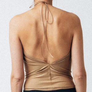Halter neck top  - Superfin halterneck topp med öppen rygg, färgen är brun/beige och passar storlek XS och S. Säljs även på IG @museushop. Följ oss gärna där för mer 90tals mode 😍