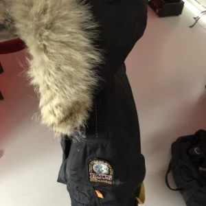 Parajumpers jacka  - Riktigt bra jacka för pengarna, går ta bort innefodret så blir det som en tunnare vindjacka 